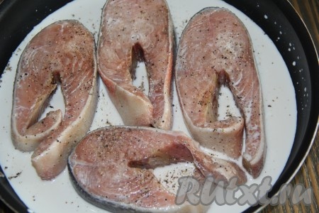 Влить сливки в сковороду и поставить на медленный огонь. Поперчить рыбку.
