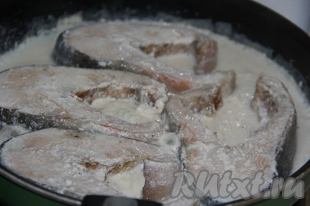 Томить красную рыбу в сливках на сковороде на медленном огне 10 минут.&nbsp;
