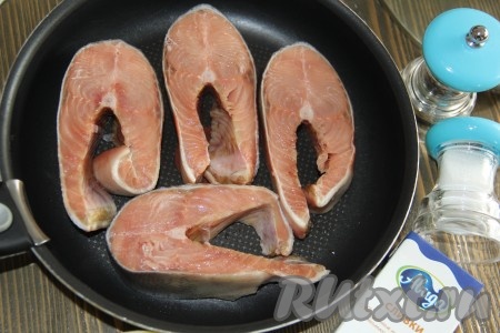 Красную рыбу разделать на стейки. Каждый стейк посолить с двух сторон. Выложить на сковороду.
