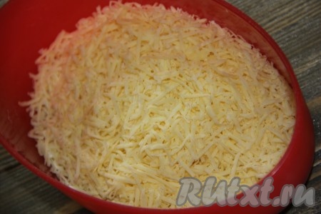 Сыр натереть на мелкой тёрке.
