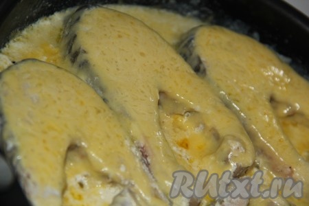 Томить рыбу под крышкой минут 5, сыр должен полностью расплавиться.
