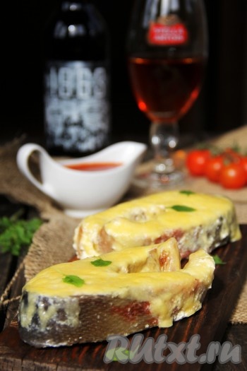 Очень аппетитная и нежная получилась красная рыба со сливкам под сырной корочкой. Переложить рыбку со сковороды на тарелку и подать в горячем виде с любым гарниром.