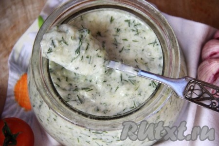 Очень вкусный и нежный соус из натурального йогурта с огурцом и чесноком можно сразу подать к столу или переложить в стеклянную ёмкость с крышкой и отправить в холодильник. Хранить соус в холодильнике не более 2 суток.  