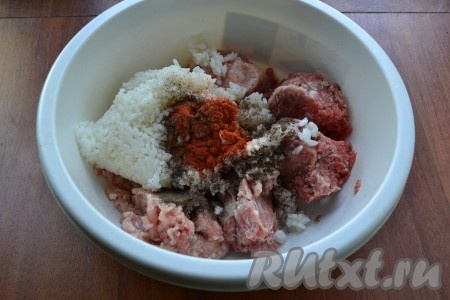 К фаршу добавить отварной рис, соль, перец, специи и паприку. Хорошенько его вымешать.