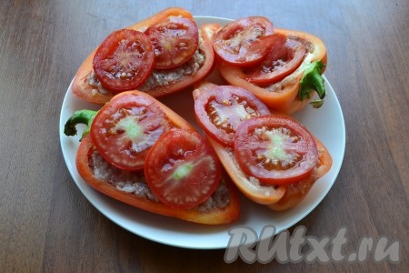 Сверху на фарш поместить по 2-3 кружочка свежего помидора.