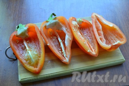 Перец разрезать на 2 части, удалить семена, оставив хвостики.