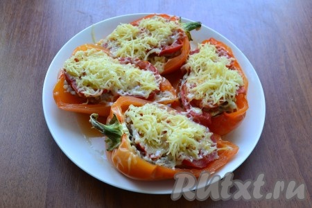 Поместить перец в микроволновку. Готовить при мощности 750 Ватт 7 минут. Затем щедро посыпать перец натертым на мелкой терке твердым сыром.