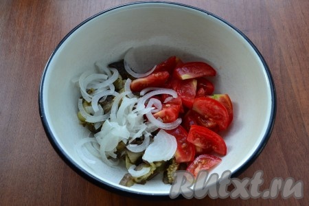 К баклажану добавить нарезанные дольками свежие помидоры и очищенный репчатый лук, нарезанный тонкими полукольцами.
