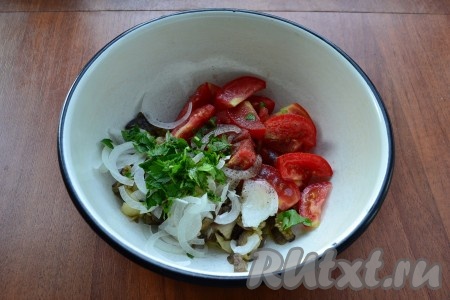 Добавить измельчённую петрушку, посолить и поперчить.
