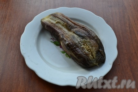 Баклажан вымыть, обсушить, наколоть вилкой. Баклажан можно запечь или в разогретой до 180 градусов в духовке в течение минут 30-35, или в микроволновке в течение минут 8-10 при мощности 750 Ватт, или&nbsp;отварить на пару до готовности (я отваривала в мультиварке на режиме "На пару" в течение 25 минут, а затем поместила досочку поверх баклажана и придавила её, чтобы удалить лишнюю жидкость). Баклажан немного остудить, аккуратно очистить от кожуры и дать полностью остыть.
