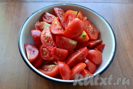 Помидоры разрезать на 4 части.
