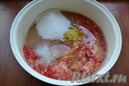 Сюда же добавить соль, сахар, сухую горчицу, влить растительное масло.
