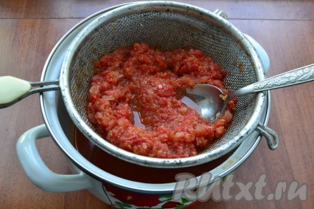 Все перемешать, поместить чашу в мультиварку, выставить режим "Выпечка" на 45 минут, закрыть крышку мультиварки. По истечении времени получившуюся массу протереть через мелкое сито.
