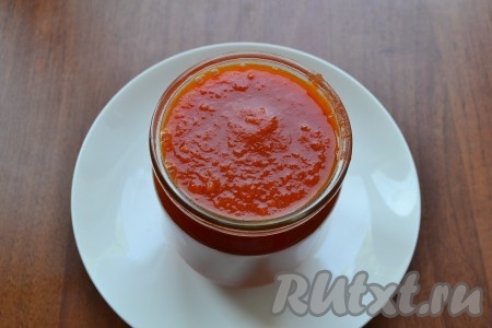 Густую массу добавить к жидкой части, всыпать красный молотый перец и перемешать. Выставить вновь режим "Выпечка" на 45-60 минут, крышку мультиварки закрыть. Готовить кетчуп, периодически помешивая, до небольшого загустения. Смотрите сами, какая консистенция кетчупа вам нужна. Время готовки зависит от сочности помидоров. У меня кетчуп был нормальной консистенции уже через 45 минут. Если нужно, в процессе готовки кетчуп подсолить по вкусу. В конце приготовления добавить чуточку уксуса. Горячий кетчуп разлить по простерилизованным баночкам.