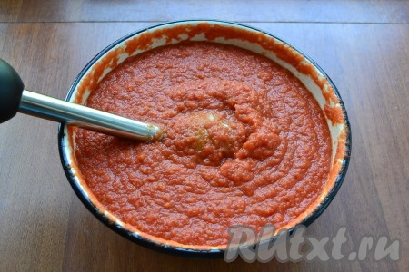 А густую массу взбить погружным блендером до состояния пюре.