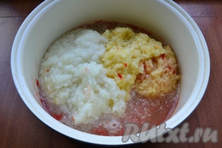 Также измельчить в блендере или пропустить через мясорубку очищенный репчатый лук и болгарский перец, очищенный от семян. Добавить измельченные лук и перец к томатной массе.
