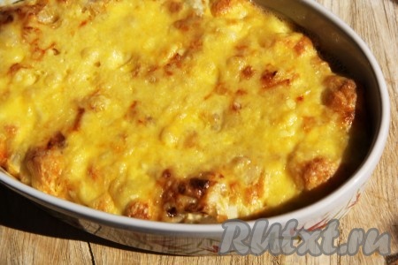 Готовить запеканку из пельменей в разогретой духовке при температуре 180 градусов, примерно, 30-40 минут. Пельменная запеканка покроется красивой, золотистой корочкой. Подаем аппетитную, сытную запеканку из пельменей в горячем виде, пока не остыла.