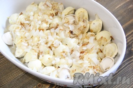 Поверх пельменей выложить обжаренный лук.
