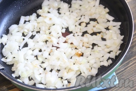 Лук выложить на сковороду с растительным маслом и обжарить, помешивая, до золотистого цвета.
