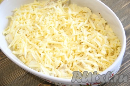 Верх запеканки щедро посыпать натёртым сыром.
