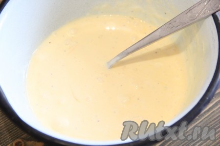 Перемешать массу вилкой, слегка взбивая.
