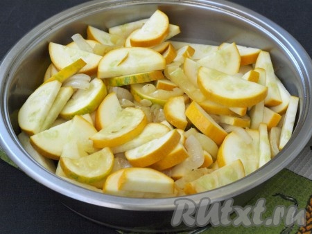 Разогреть сковороду с растительным маслом и отправить туда лук, обжарить, помешивая, до прозрачности, затем добавить к нему перец и кабачки. Обжаривать ещё в течение 4-5 минут на среднем огне, иногда перемешивая.