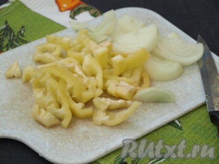 Лук и очищенный от семян болгарский перец нарезать полукольцами.
