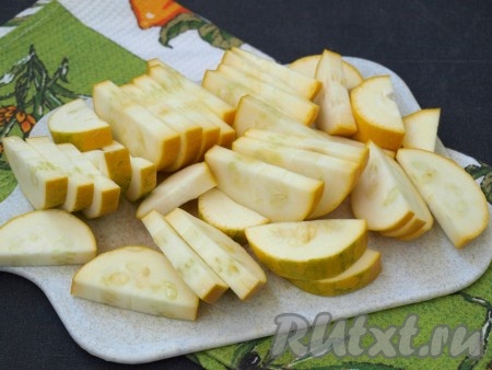 Полукружками нарезать кабачки (если кабачки молодые, то шкурку можно не чистить).
