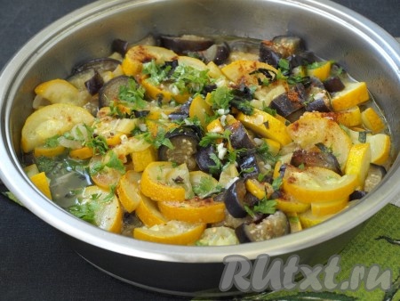 Спустя это время, блюдо посолить и поперчить, добавить измельчённые петрушку и чеснок.