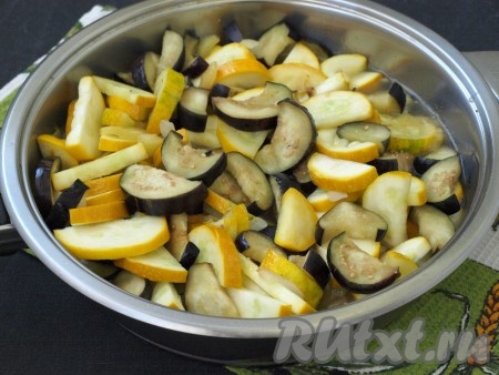 Отжать от лишней жидкости баклажаны и добавить их в сковороду, перемешать и добавить куриный бульон. Можно использовать и воду, но с бульоном тушеные овощи получаются намного вкуснее. Уменьшить огонь, накрыть сковороду крышкой и тушить овощи 8-10 минут.