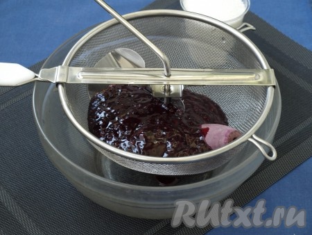 Пюре переложить в сито и протереть от косточек.
