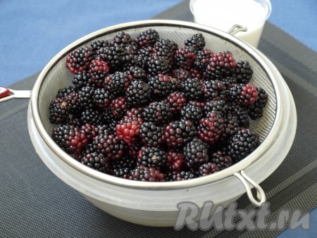 Если вы её вымоете, то сначала дайте хорошо стечь воде, а затем обсушите ягоды, выкладывая их на бумажное полотенце.
