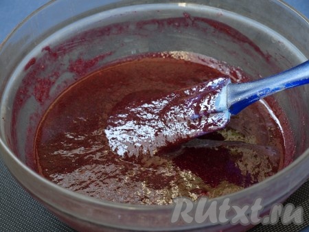 Пюре несколько раз перемешать, пока сахар не растворится.

