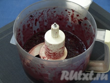 После этого ежевику следует измельчить блендером в пюре.
