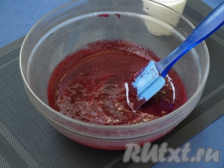 Полученное ягодное пюре следует взвесить. У меня получилось 320 грамм пюре.
