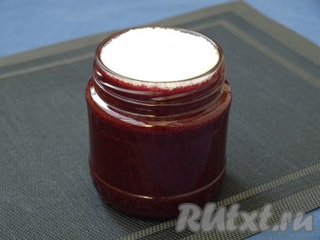 Сверху насыпать оставшийся сахар и разровнять. Таким образом в банку не будет поступать лишний воздух и заготовка хорошо сохранится. Закрутить банку стерильной крышкой.
