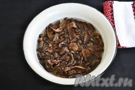 Грибы необходимо обильно залить холодной водой и оставить на 3 часа. 