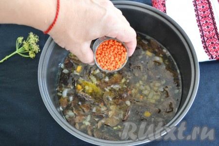 Как только сварится картофель, всыпать красную чечевицу и продолжить варить с закрытой крышкой мультиварки еще 5 минут (до готовности крупы). Вместо чечевицы я часто использую гречневую крупу. С ней грибной суп тоже получается наваристым и вкусным.
