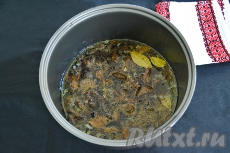 Варить сушеные грибы 15 минут на режиме мультиварки "Суп".
