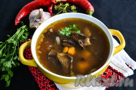 Подавать грибной супчик на стол в горячем виде.
