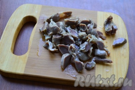 Куриные желудки нужно вымыть, поместить в кастрюлю, залить водой, довести до кипения. Воду посолить и варить желудки на небольшом огне около 1 часа (до готовности). Далее желудочки остудить и нарезать кусочками.