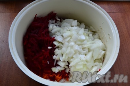 Добавить натертую на крупной терке свеклу и нарезанный небольшими кусочками репчатый лук.
