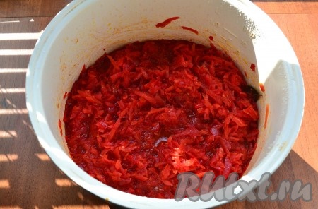 Готовить заправку далее, на той же программе, еще 50 минут или же продолжать тушение на медленном огне. Если готовите в кастрюле, обязательно заправку нужно периодически помешивать.
