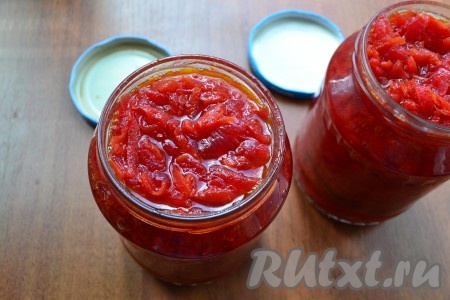 Готовую заправку сразу же разложить по простерилизованным баночкам, закатать прокипяченными крышками.
