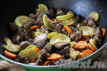 Очень вкусную, нежную куриную печень, приготовленную с кабачками, подать к столу в горячем виде с любым гарниром или как самостоятельное блюдо. 

