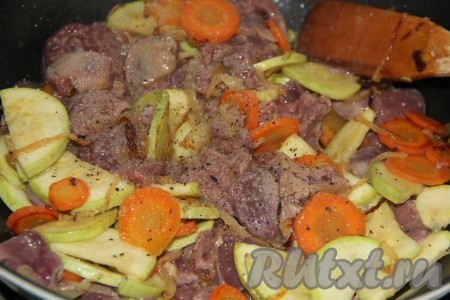 Посолить, поперчить по вкусу, перемешать и тушить печень с овощами под крышкой в течение 10 минут, иногда перемешивая. Проверить печенку на готовность - при прокалывании вилкой должен выделяться прозрачный сок без примесей крови.
