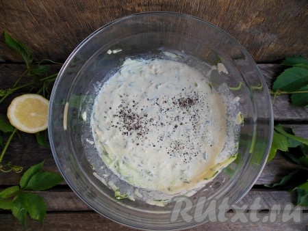 В получившийся соус по вкусу добавьте соль, лимонный сок и черный молотый перец, еще раз перемешайте.
