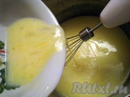 Маргарин растопить и растереть с сахаром и солью. Яйца размешать и совсем немного взбить. Соединить маргарин с яйцами и перемешать.