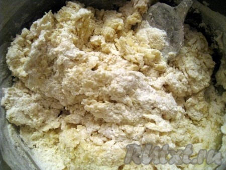 В полученную смесь высыпать муку с разрыхлителем.