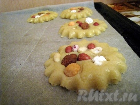 Выпекать коржики песочные в разогретой до 200 градусов духовке на смазанном противне, силиконовом коврике или бумаге для выпечки до золотистого цвета.